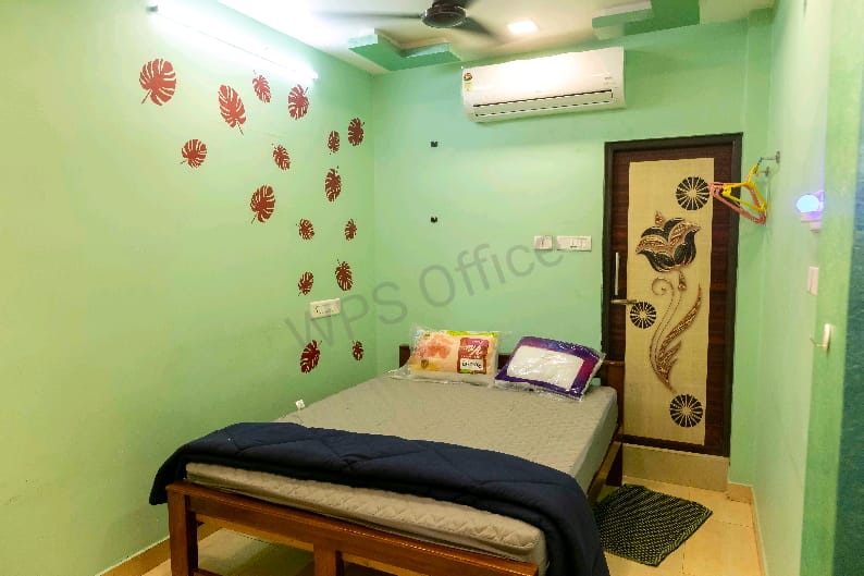 Bright Standard Room with Natural Light